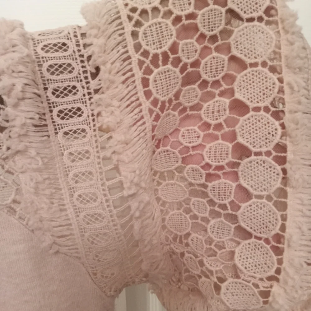 Gianni Milano women's laced embroidered pink sweater. Size XL